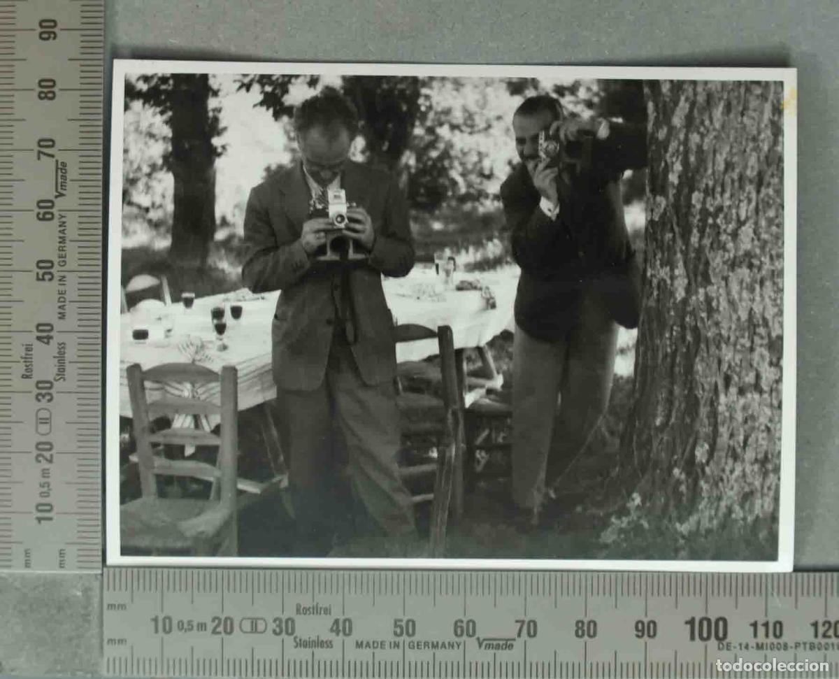 Fotografia antiga: FOTOGRAFIA. SE&Ntilde;ORES EN CAMPO CON CAMARAS DE FOTOS. HACIA 1940