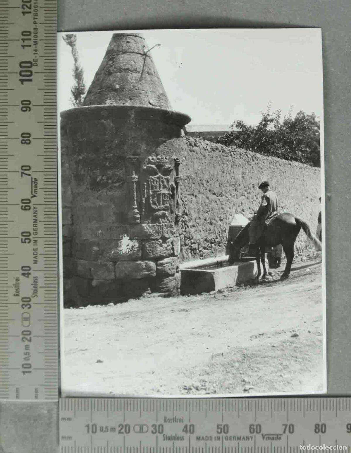 Fotograf&iacute;a antigua: FOTOGRAFIA. CABALLO BEBIENDO EN FUENTE. SANTA MARIA DE HUERTA. HACIA 1940