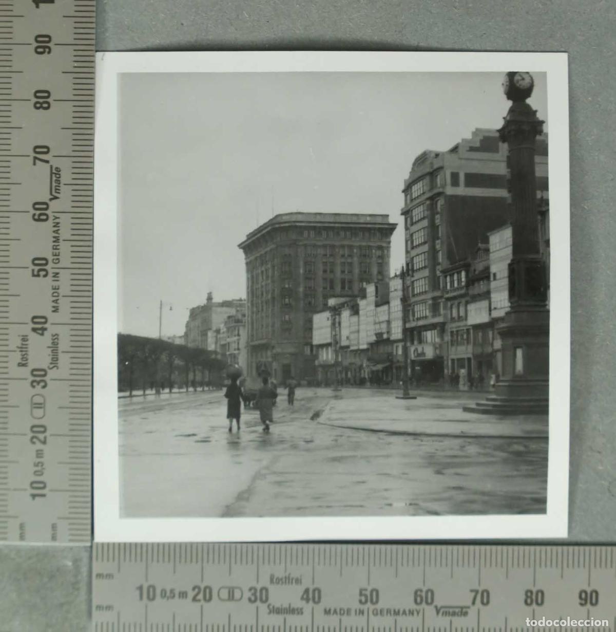 Fotograf&iacute;a antigua: FOTOGRAFIA. VISTA DE LA CORU&Ntilde;A. MUJERES PORTANDO CARGA CABEZA. HACIA 1940