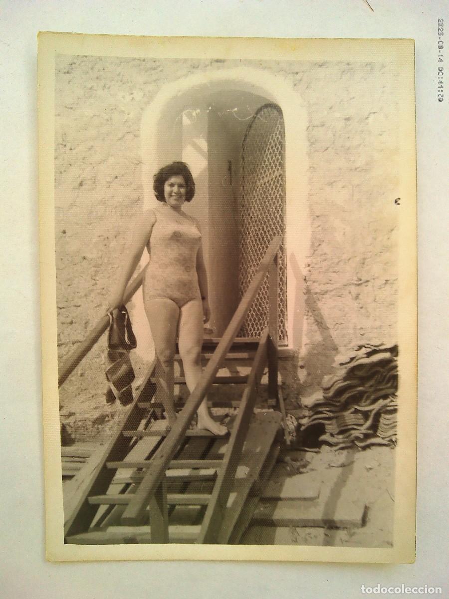Fotograf&iacute;a antigua: FOTO DE CHICA EN BA&Ntilde;ADOR