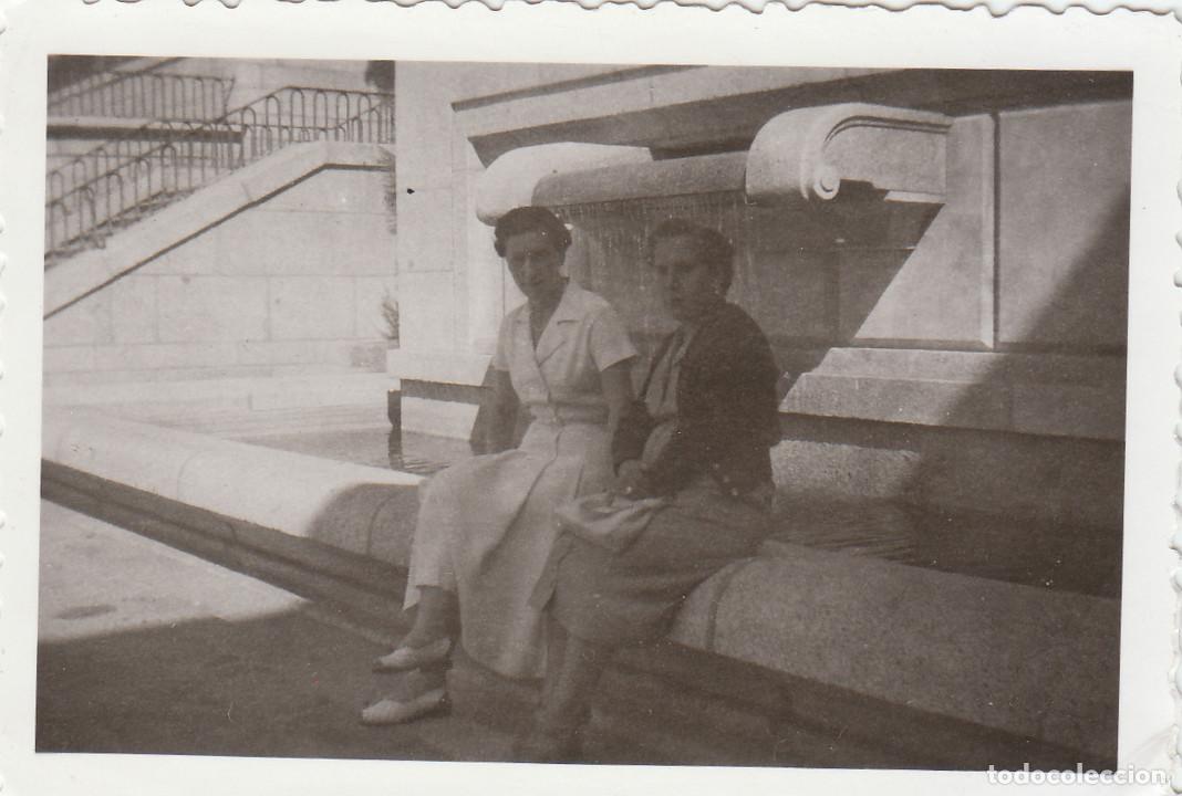 Fotograf&iacute;a antigua: Mujeres en el Museo del Prado. Madrid. A&ntilde;os 40-50 pc