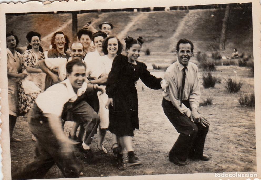 Fotograf&iacute;a antigua: Divertida foto. Amigos felices bailando la conga. A&ntilde;os 40 pc