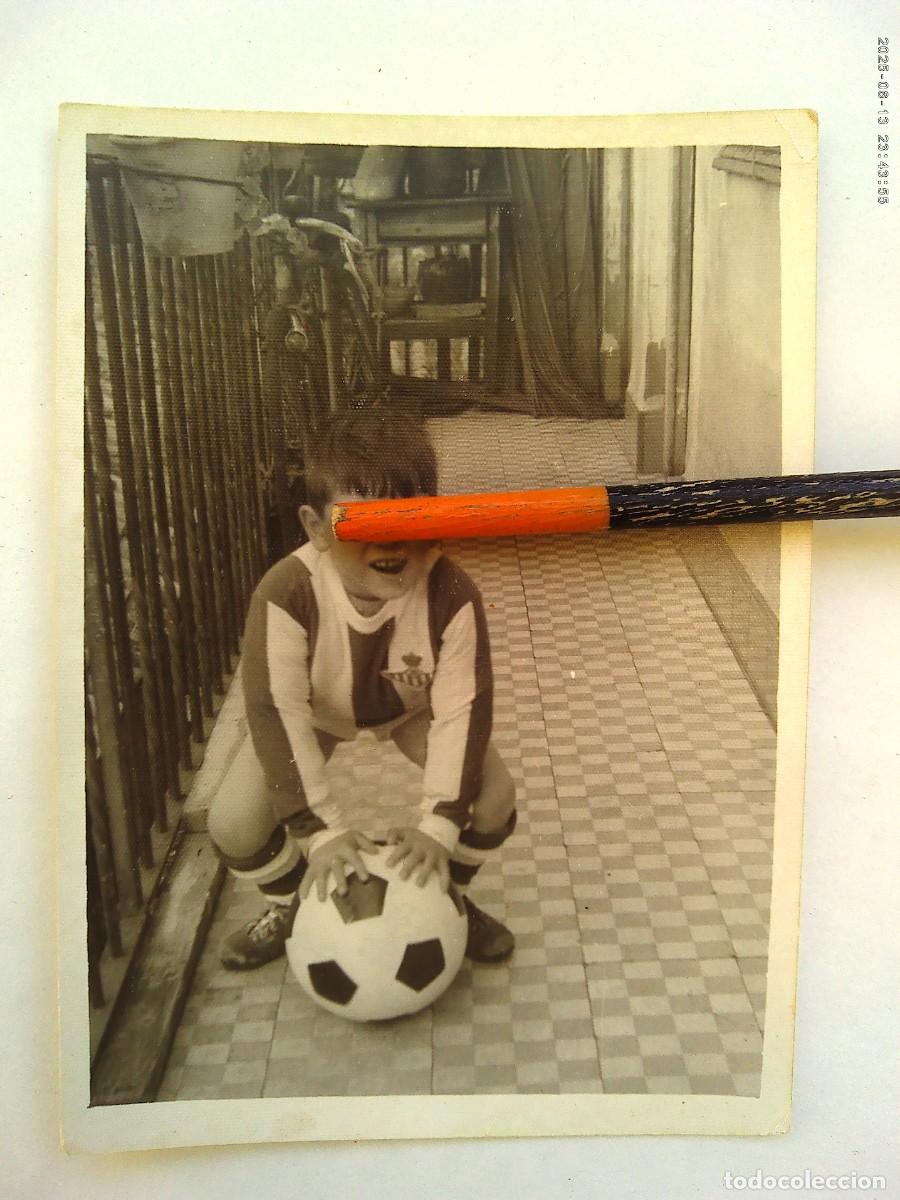 Fotografia antiga: FOTO DE NI&Ntilde;O CON LA EQUIPACION DEL REAL BETIS Y BALON