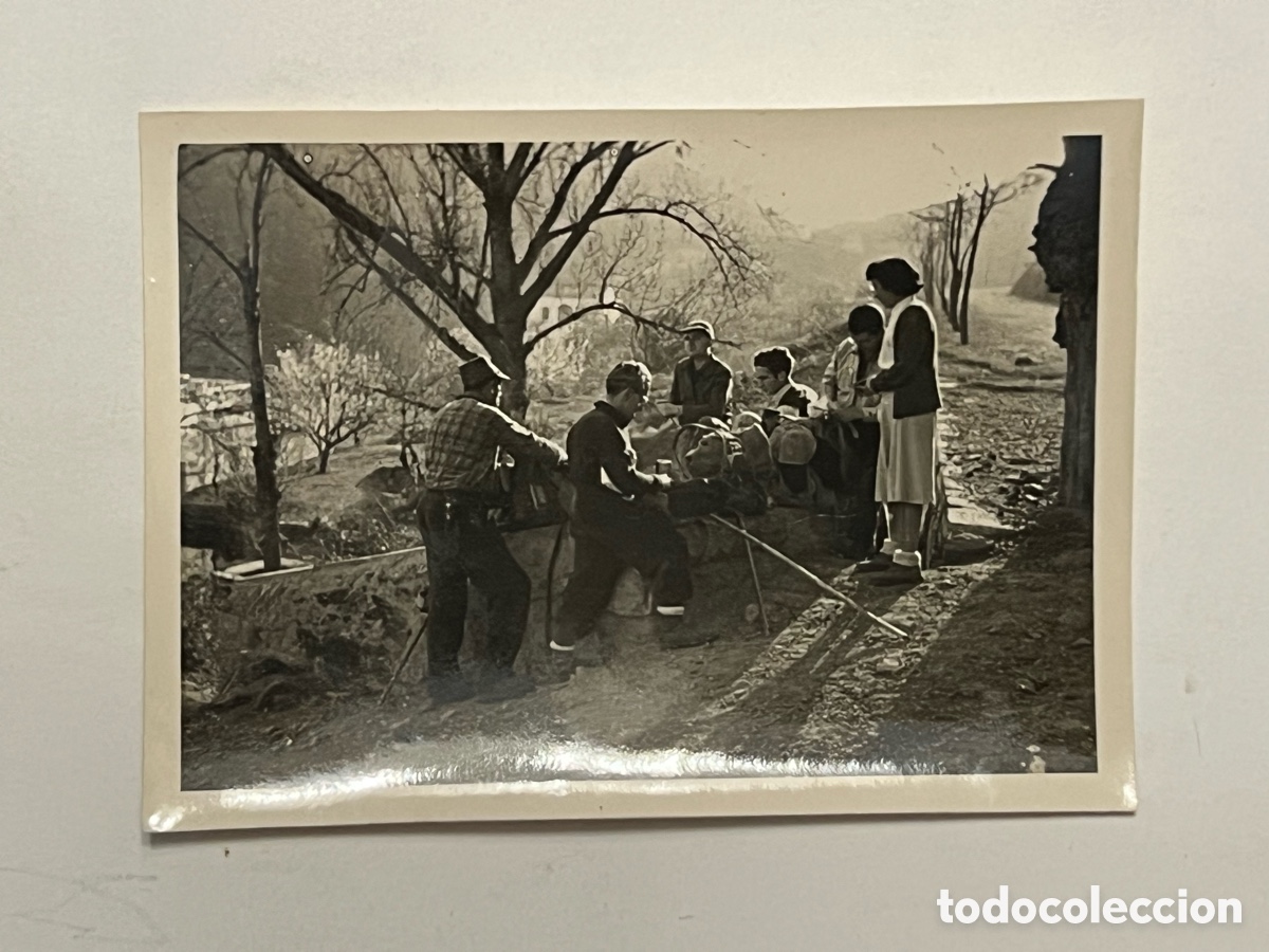 Fotograf&iacute;a antigua: GARBI, Valencia. Fotograf&iacute;a Fuente del Aro. Una ma&ntilde;ana de almuerzo.. (a.1952) Med&iacute;das: 6 x 8,5