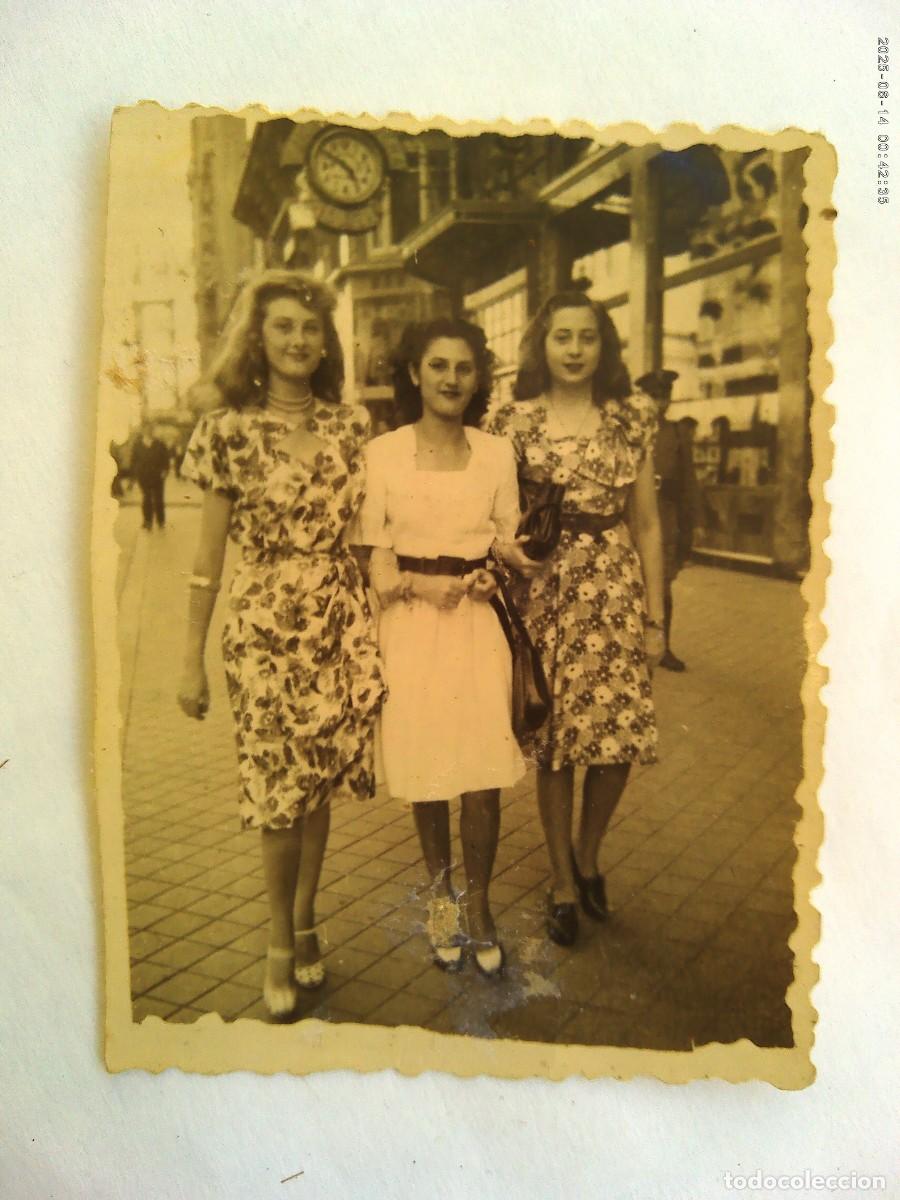 Fotografia antica: MINUTERO DE FOTOGRAFO CALLEJERO DE CHICAS PASEANDO. DE CEREZO . IBIZA , 1944