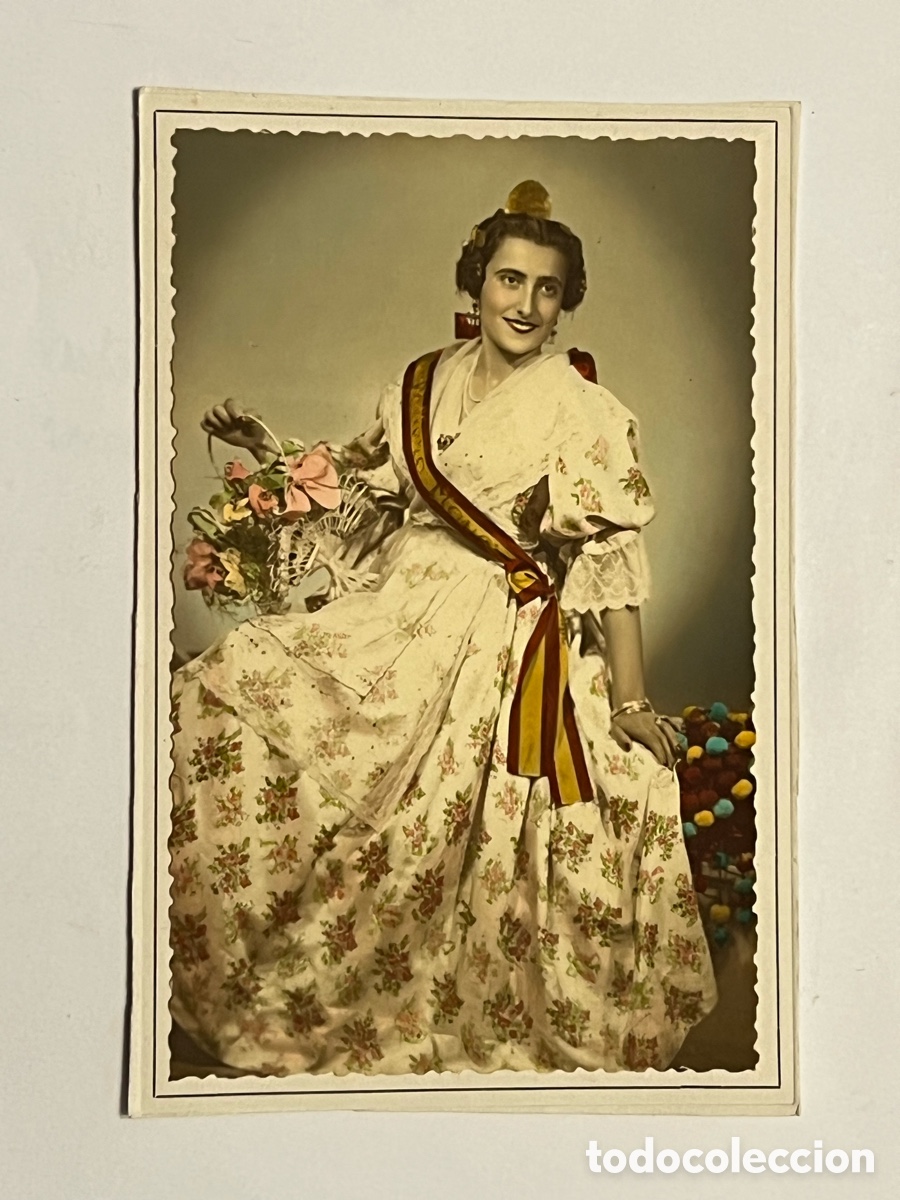 Fotograf&iacute;a antigua: FALLERA MAYOR. Hermosa fotograf&iacute;a coloreada. Valencia Fallera con la Ense&ntilde;a Nacional (h.1940?)