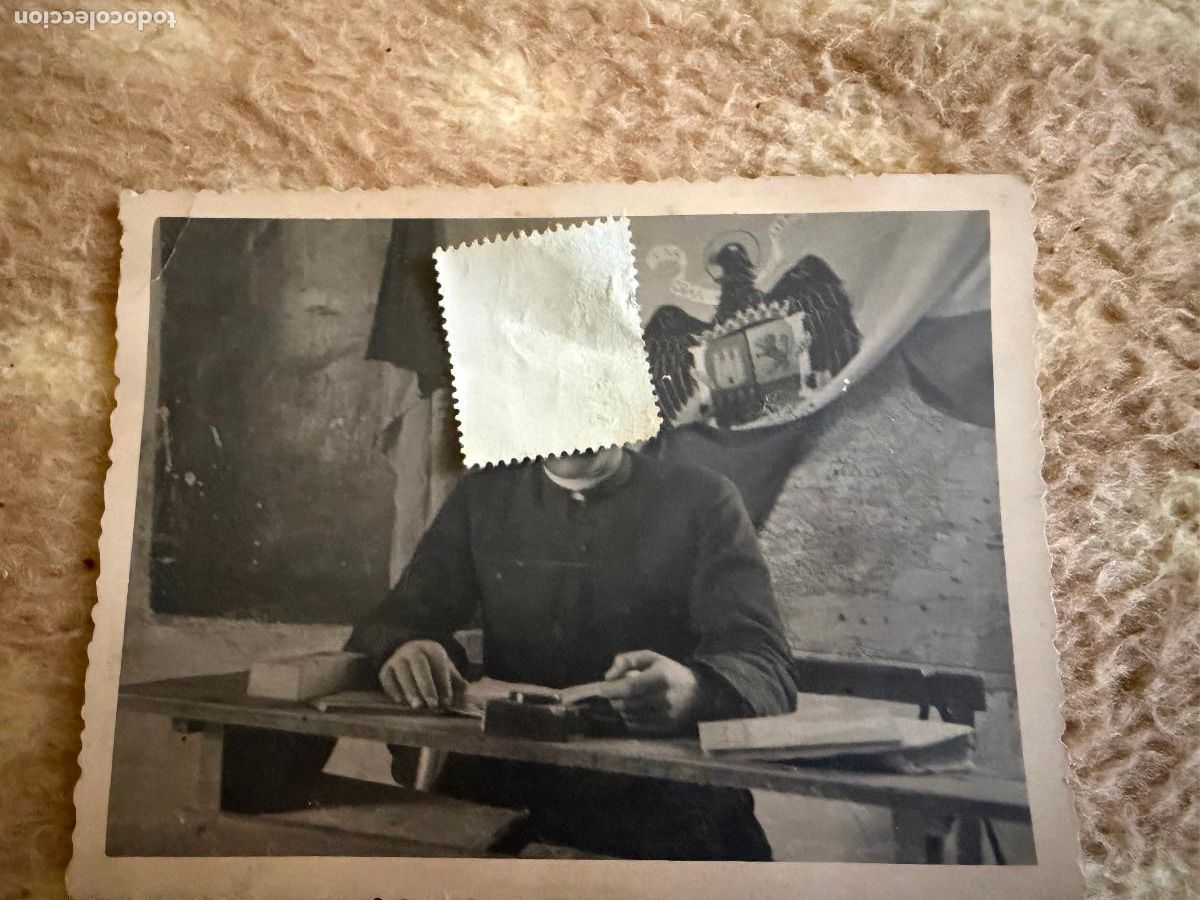 Fotograf&iacute;a antigua: Fotograf&iacute;a p&aacute;rroco profesor fondo bandera franquista