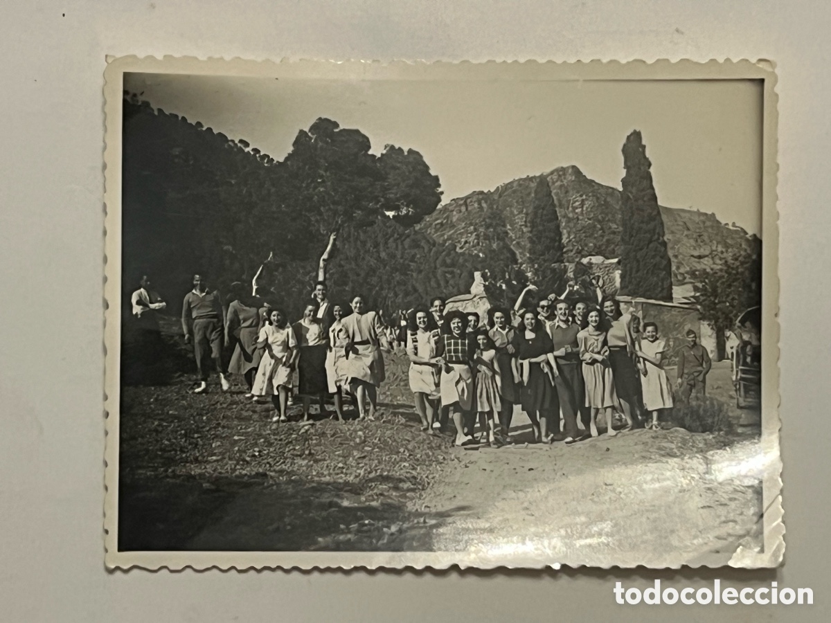 Fotografia antica: SERRA ? Fotograf&iacute;a un d&iacute;a de Pascua en la monta&ntilde;a&hellip; (h.1960?) Med&iacute;das: 8,5 x 11,5 cm