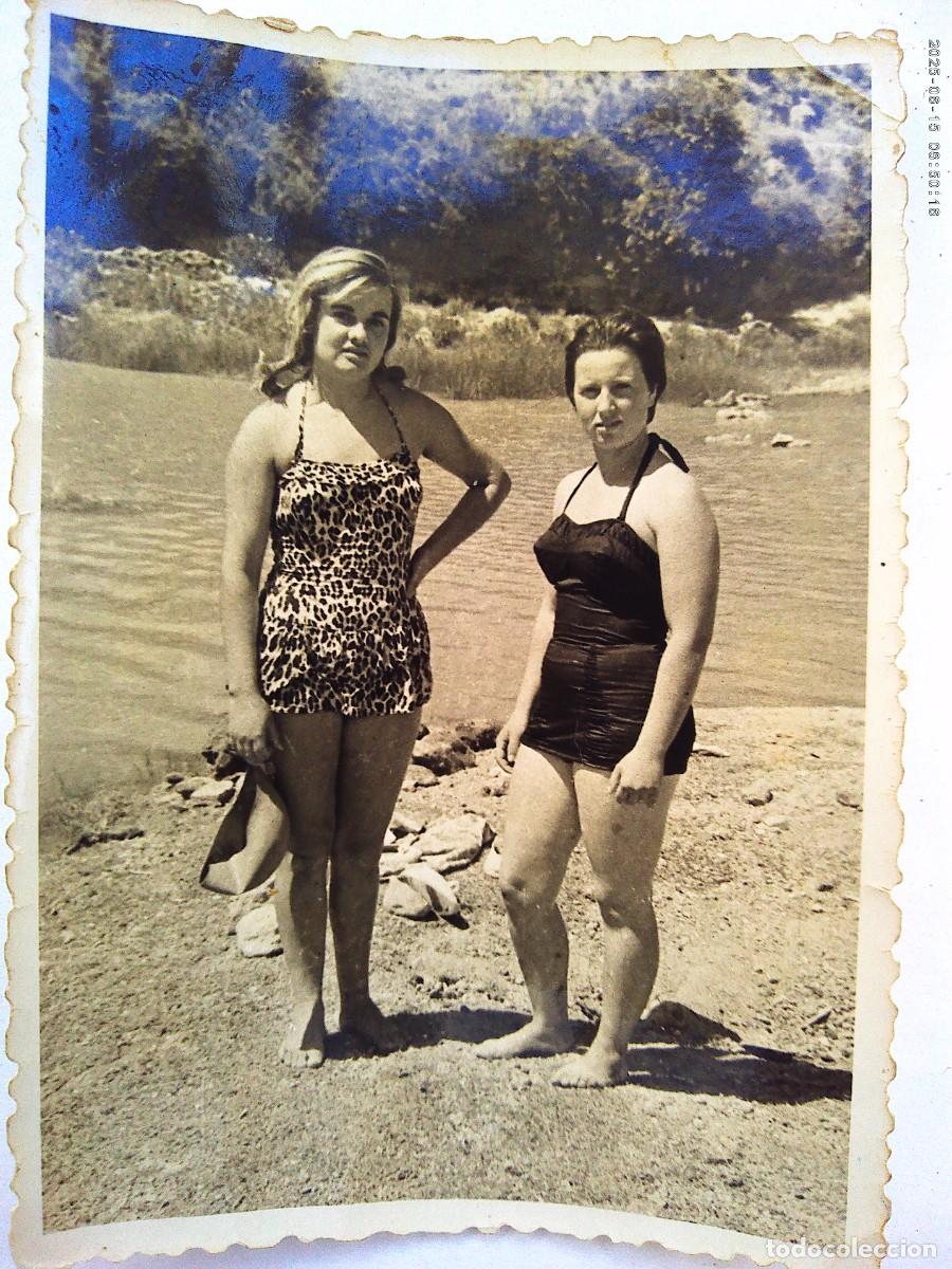Antique Photography: FOTO DE CHICAS EN BA&Ntilde;ADOR EN UNA RIBERA