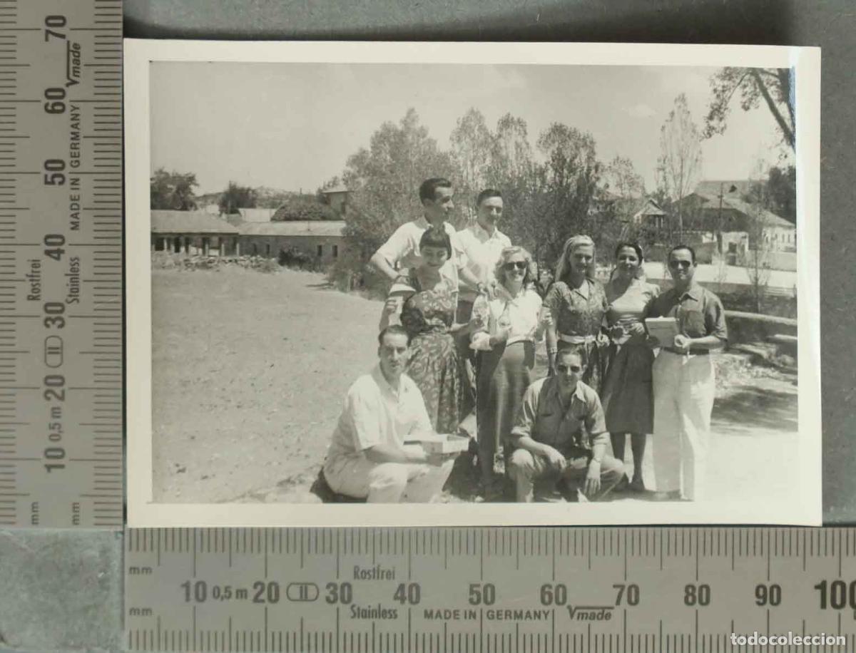 Fotografia antica: FOTOGRAFIA. VISTA DE JOVENES EN PUEBLO. HACIA 1950