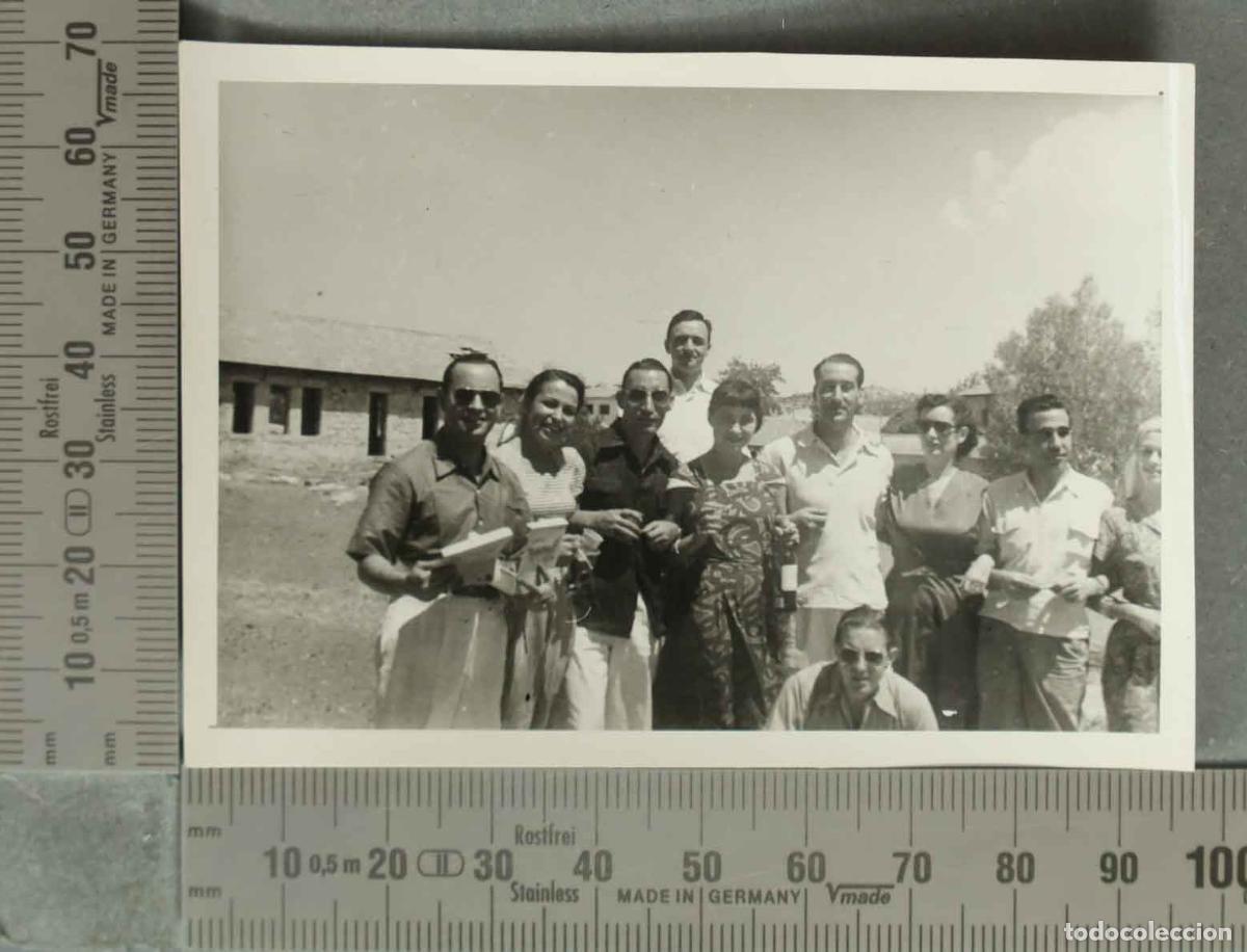 Fotografia antica: FOTOGRAFIA. Grupo de personas EN EL CAMPO HACIA 1950
