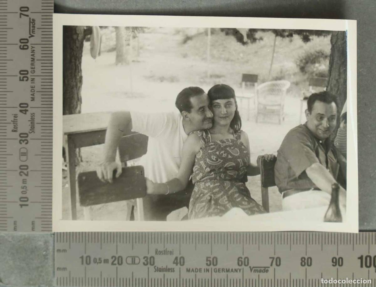 Fotografia antica: FOTOGRAFIA. Pareja joven y hombre sentado - HACIA 1950