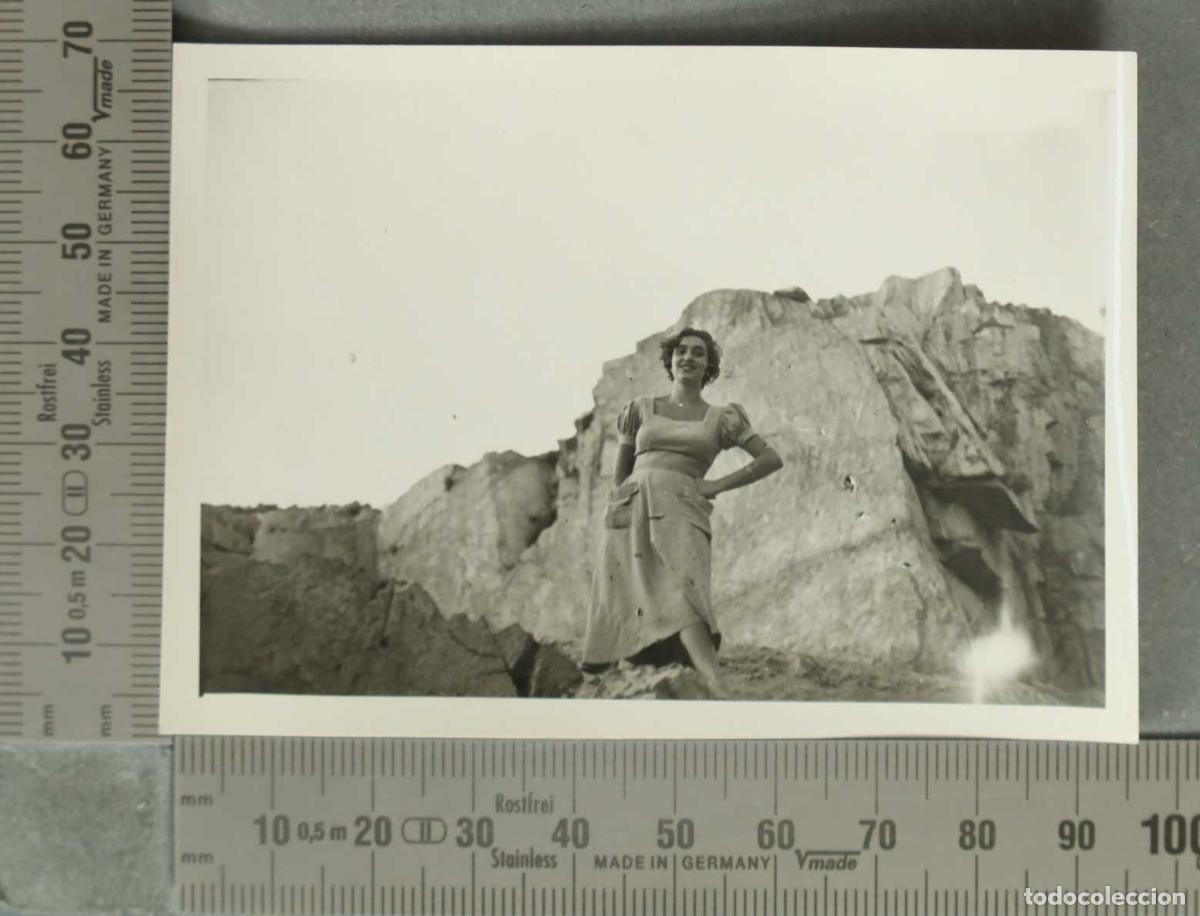Fotografia antica: FOTOGRAFIA. Mujer EN FORMACION ROCOSA HACIA 1950