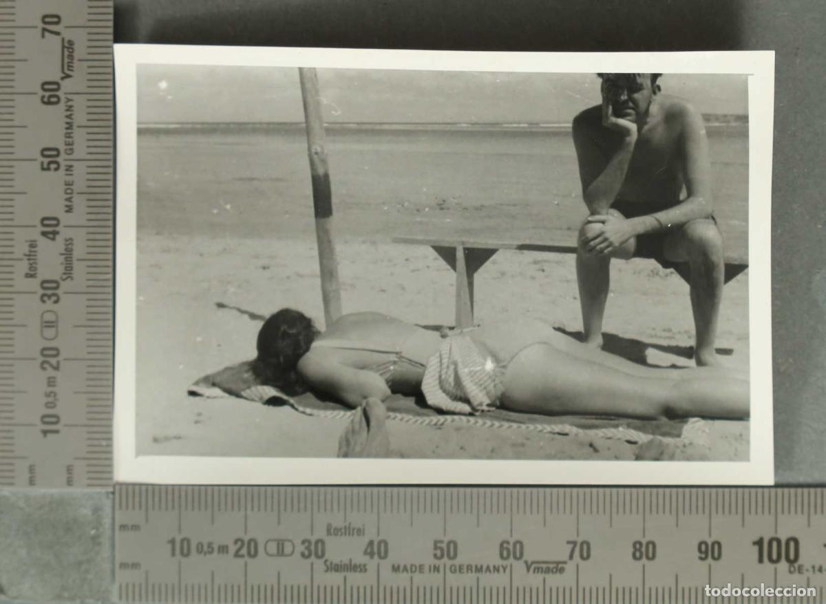 Fotograf&iacute;a antigua: FOTOGRAFIA. MUJER TOMANDO EL SOL HACIA 1950