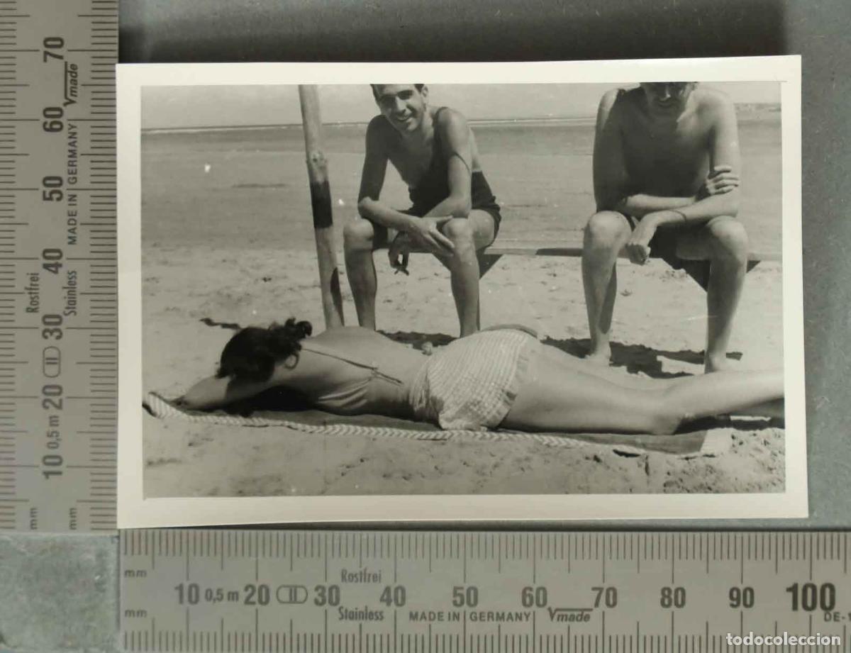 Fotograf&iacute;a antigua: FOTOGRAFIA. MUJER TOMANDO EL SOL. HACIA 1950