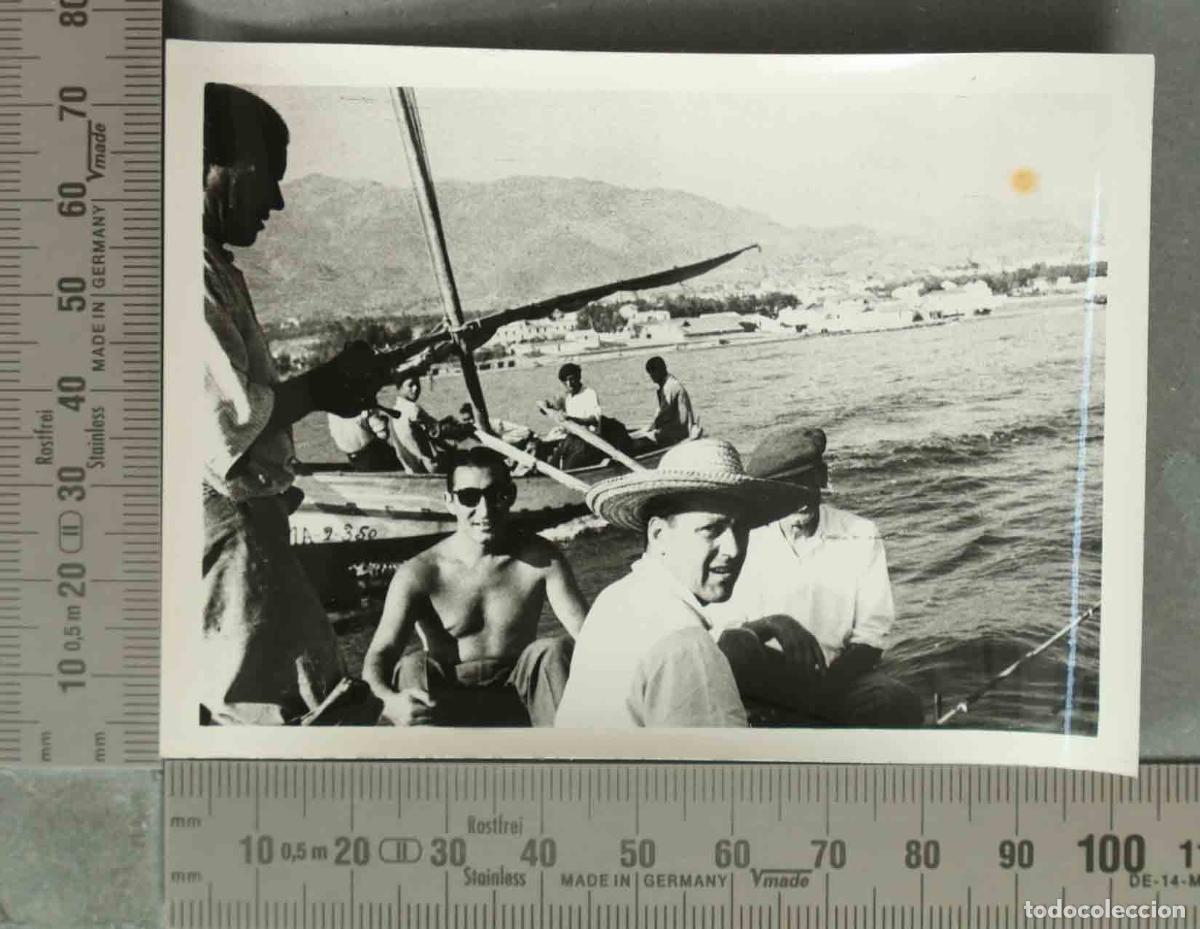 Fotograf&iacute;a antigua: FOTOGRAFIA. HOMBRES EN EMBARCACION HACIA 1950. CADIZ?