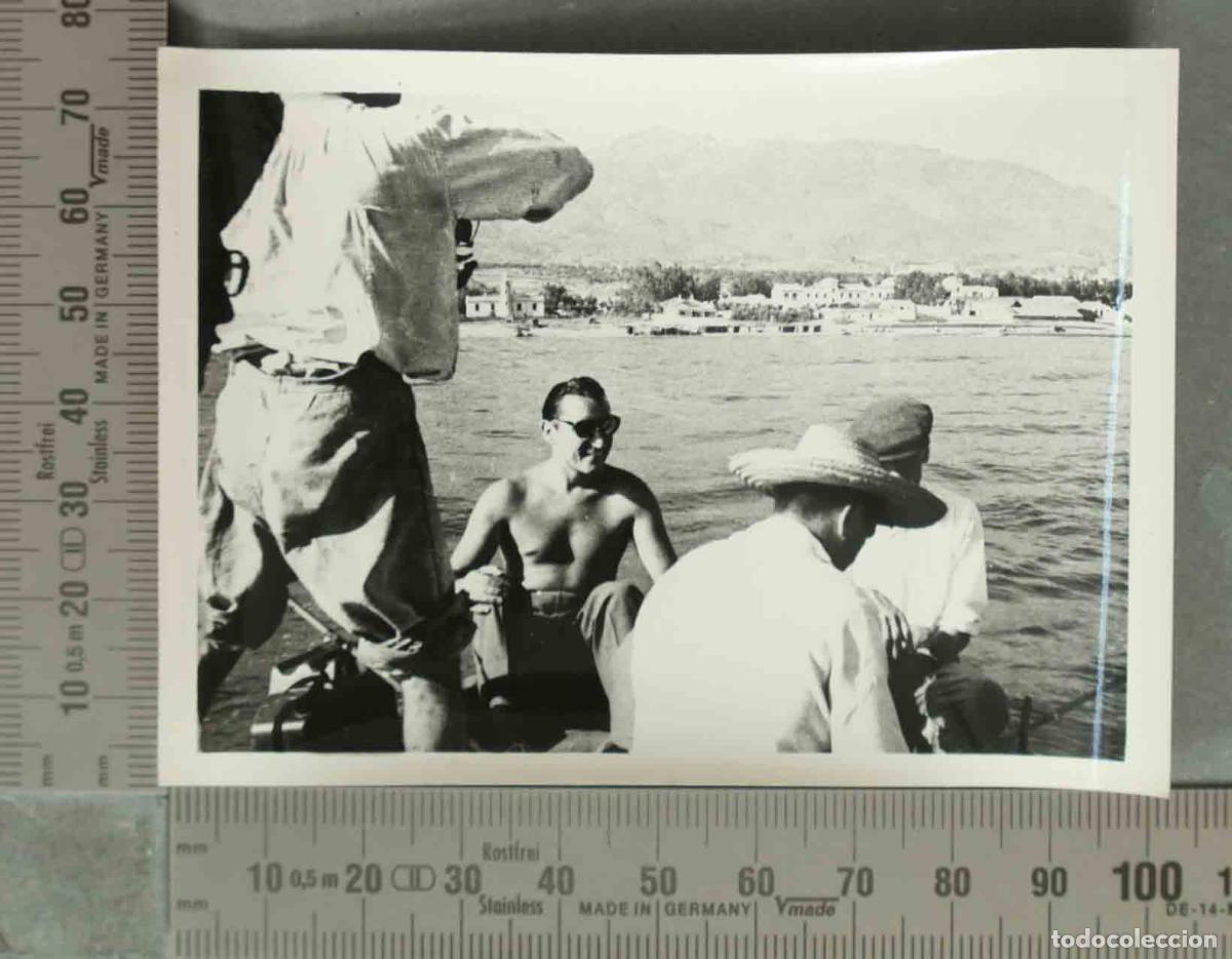 Fotograf&iacute;a antigua: FOTOGRAFIA. HOMBRES EN EMBARCACION HACIA 1950. CADIZ?