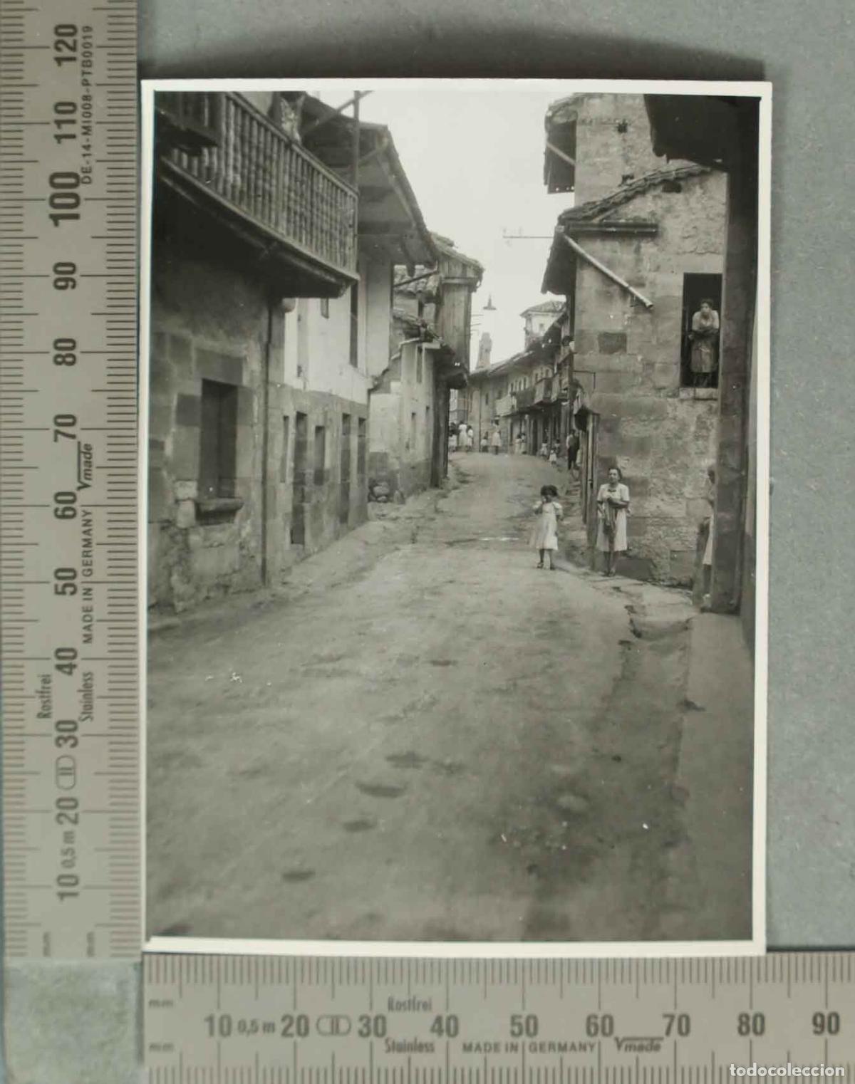 Fotografia antiga: FOTOGRAFIA. VISTA CALLE CARTES. GENTE EN LA CALLE. HACIA 1940