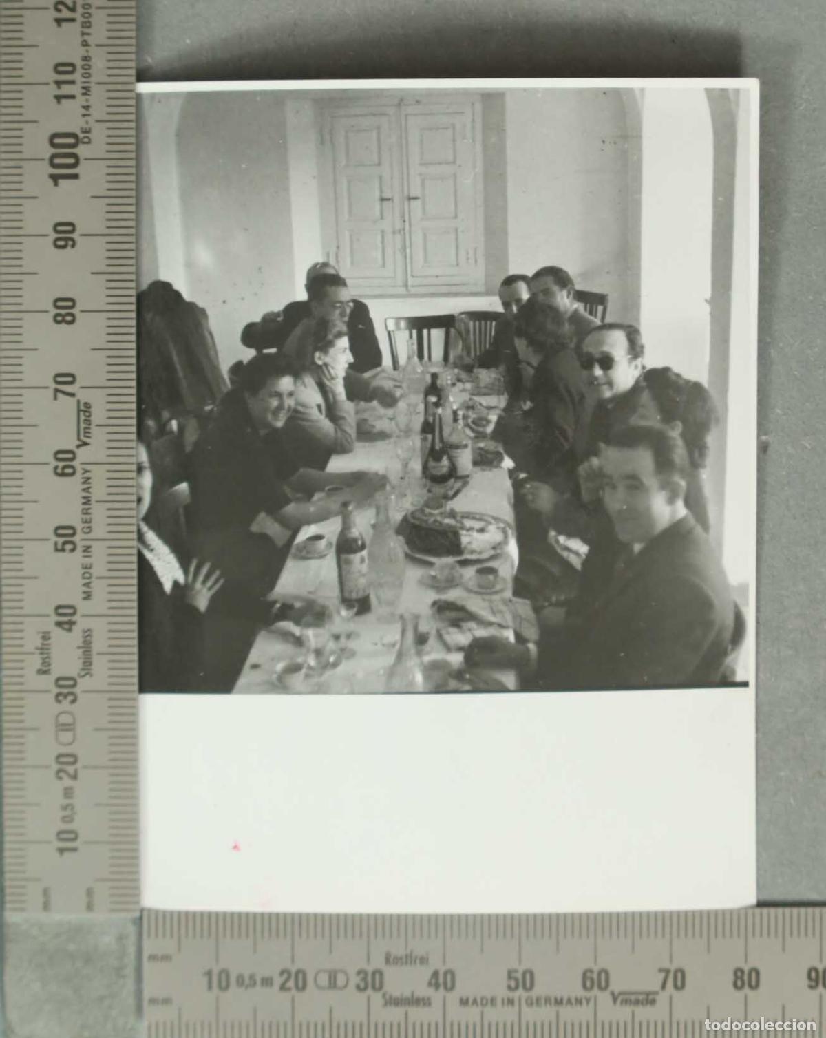 Fotografia antiga: FOTOGRAFIA. COMIDA PERSONAS EN NULES. HACIA 1940