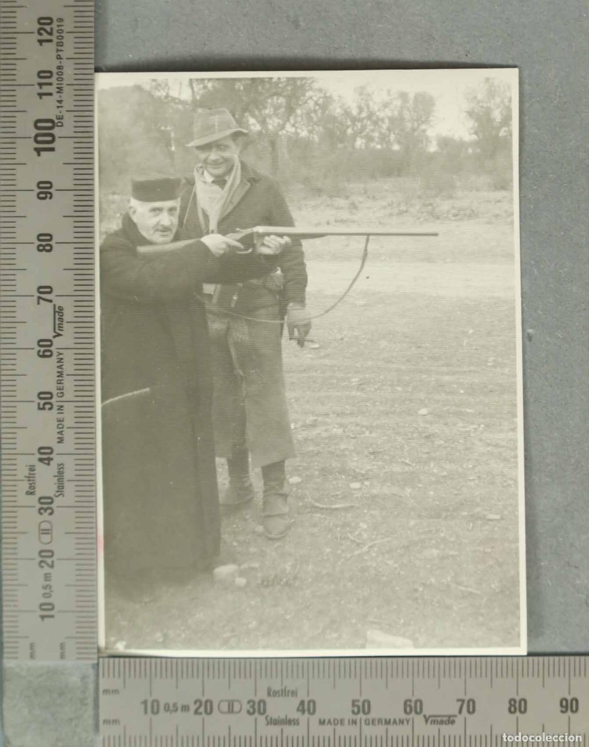 Alte Fotografie: FOTOGRAFIA. SACERDOTE POSANDO CON ESCOPETA. CLAVERIA. HACIA 1940