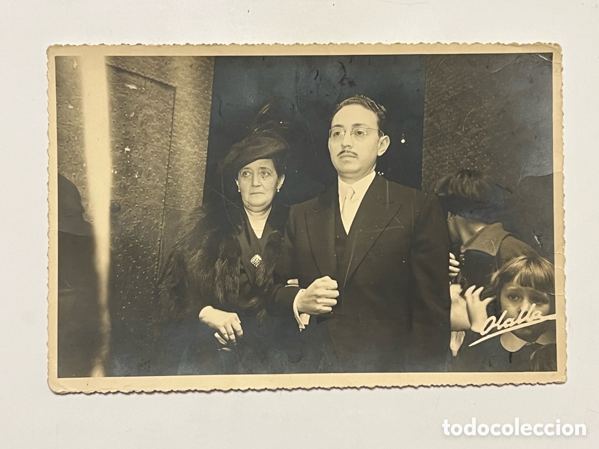 Fotograf&iacute;a antigua: VALENCIA. Fotograf&iacute;a un Domingo al salir de Misa&hellip; (h.1950?) Fotografo Olalla. Medidas: 12 x 18 cm