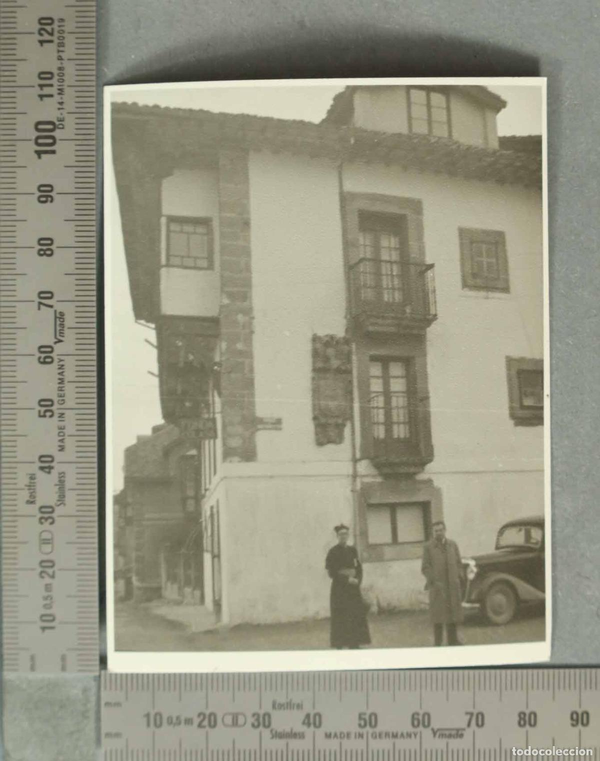 Fotograf&iacute;a antigua: FOTOGRAFIA. VISTA COMILLAS. AUTORIDAD ECLESIASTICA HACIA 1940
