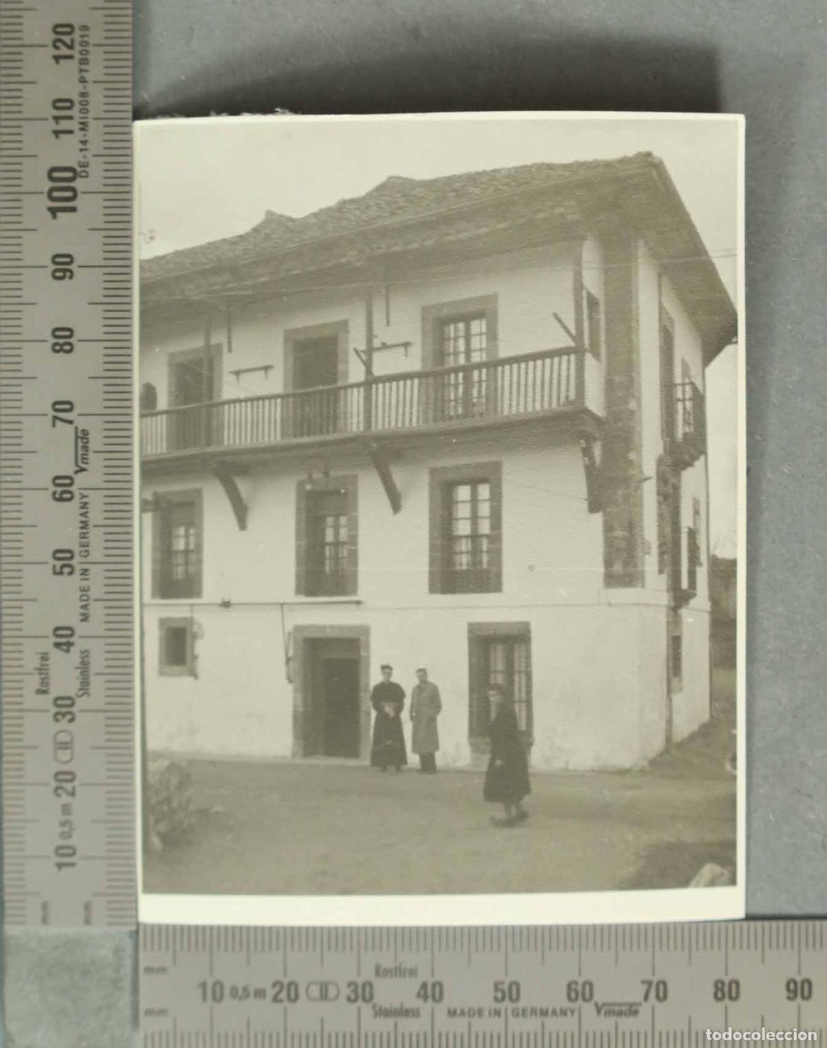 Fotograf&iacute;a antigua: FOTOGRAFIA. VISTA COMILLAS. AUTORIDAD ECLESIASTICA HACIA 1940