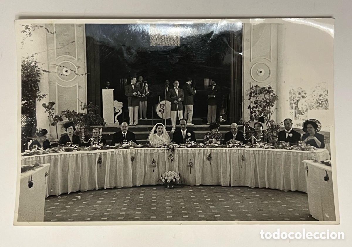 Fotografia antiga: VALENCIA. Exquisita Boda.. amenizada con Orquesta.. (h.1940?) Med&iacute;das: 11,5 x 17,5 cm
