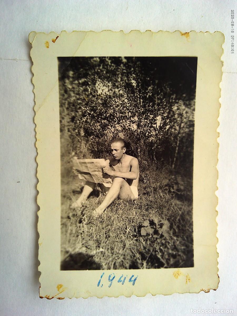 Fotograf&iacute;a antigua: FOTO DE HOMBRE SEMI DESNUDO LEYENDO EL PERIODICO ( EL CORREO CATALAN ) , 1944