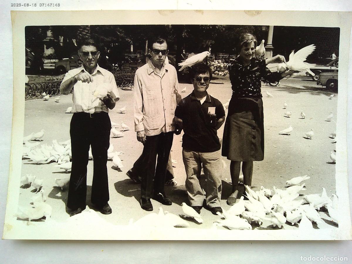Fotografia antiga: MINUTERO DEL FOTOGRAFO DEL PARQUE : FAMILIA EN PLAZA DE LAS PALOMAS, JOVEN CON ENANISMO , 1978