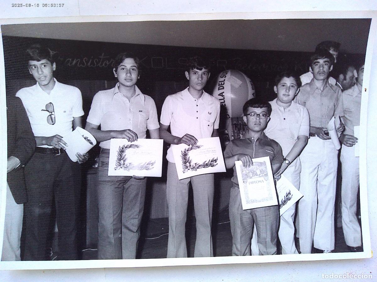 Fotografia antica: FOTO DE NI&Ntilde;OS CON DIPLOMAS , UNO AQUEJADO DE ENANISMO ..... 12 X 18 CM