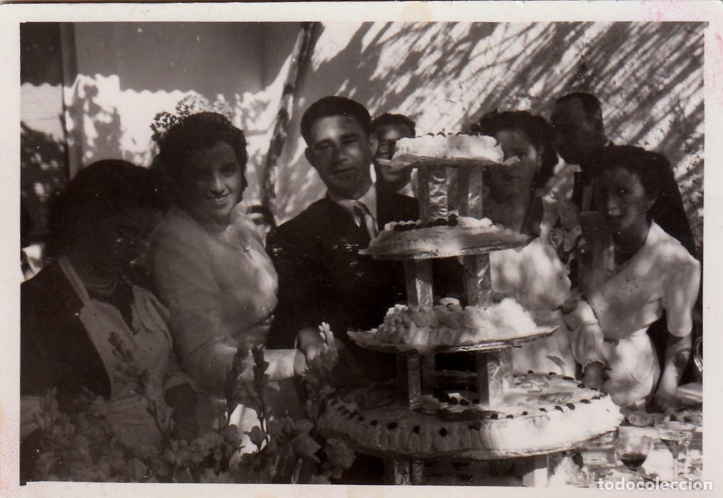 Fotografia antiga: La tarta de boda. A&ntilde;os 50 pc