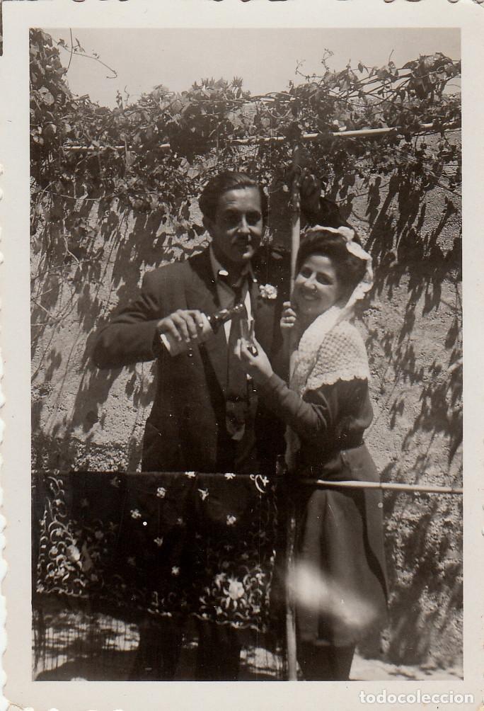 Alte Fotografie: Pareja riendo y brindando en d&iacute;a de fiesta. Mant&oacute;n de Manila. A&ntilde;os 40 pc