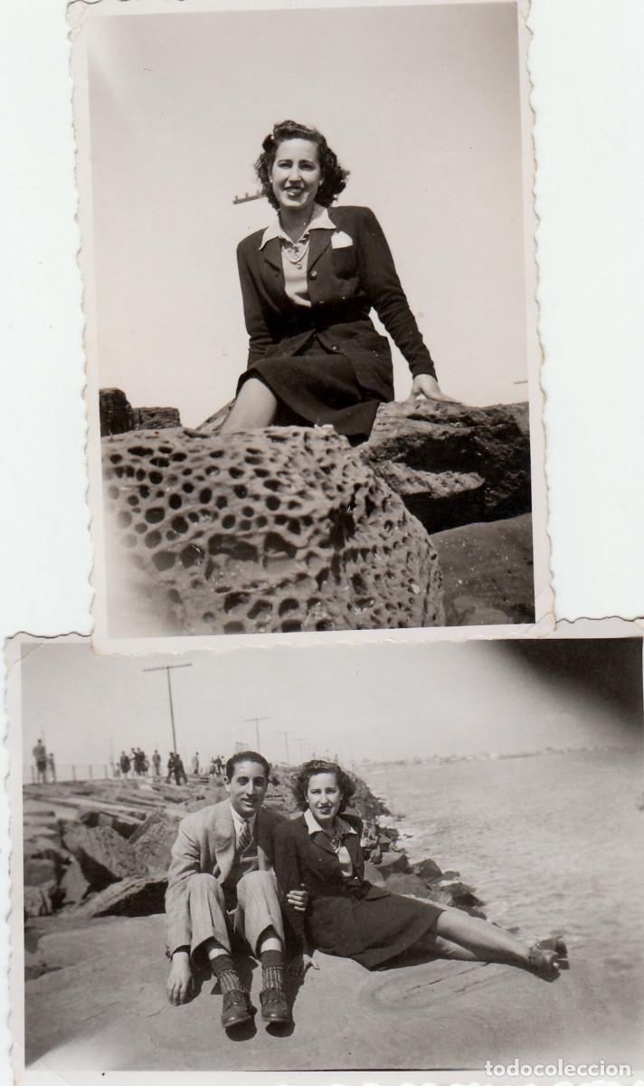 Alte Fotografie: 2 fotos. Pareja sobre las rocas del puerto, Valencia? A&ntilde;os 40 pc