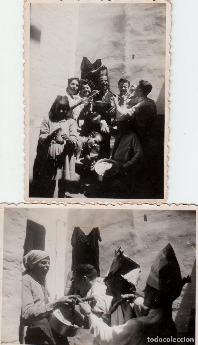 Alte Fotografie: 2 fotos. Grupo amigos bromeando con embutidos y pan, Galicia? A&ntilde;os 40 pc