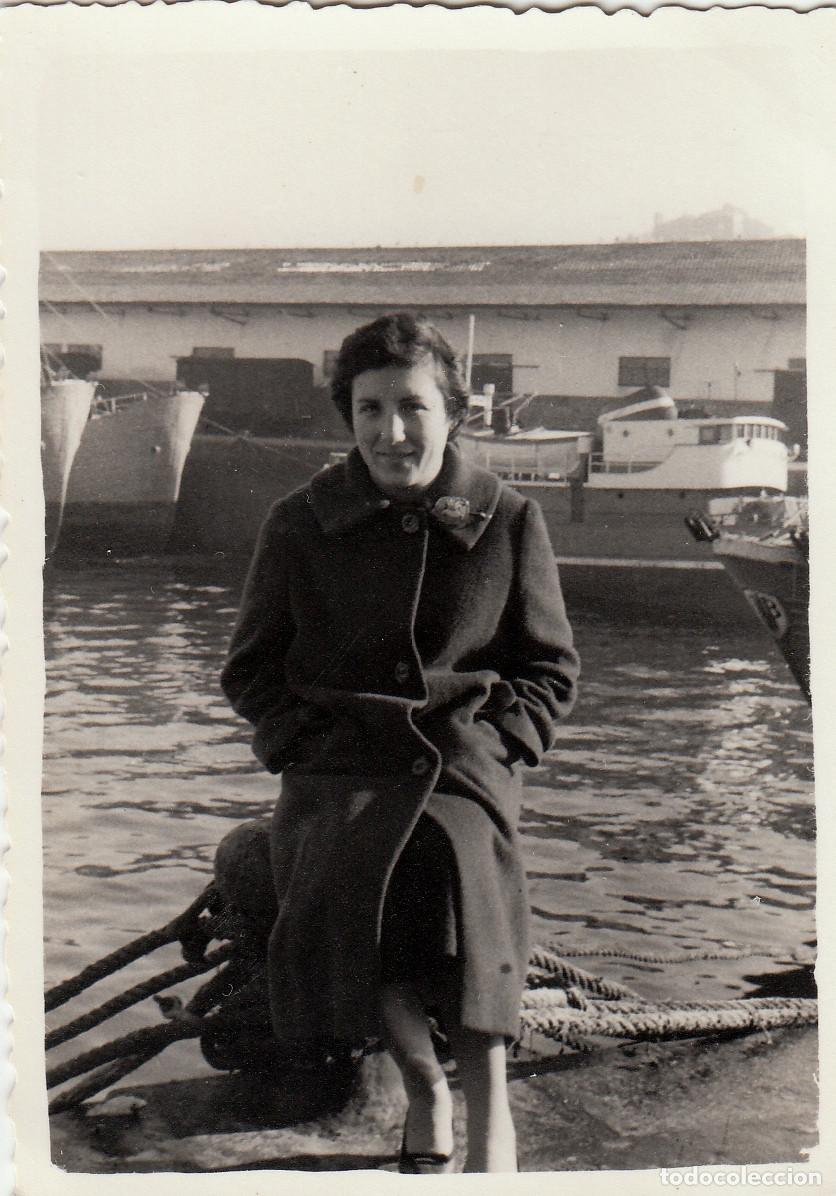 Alte Fotografie: Mujer en el puerto de Valencia? A&ntilde;os 50 pc