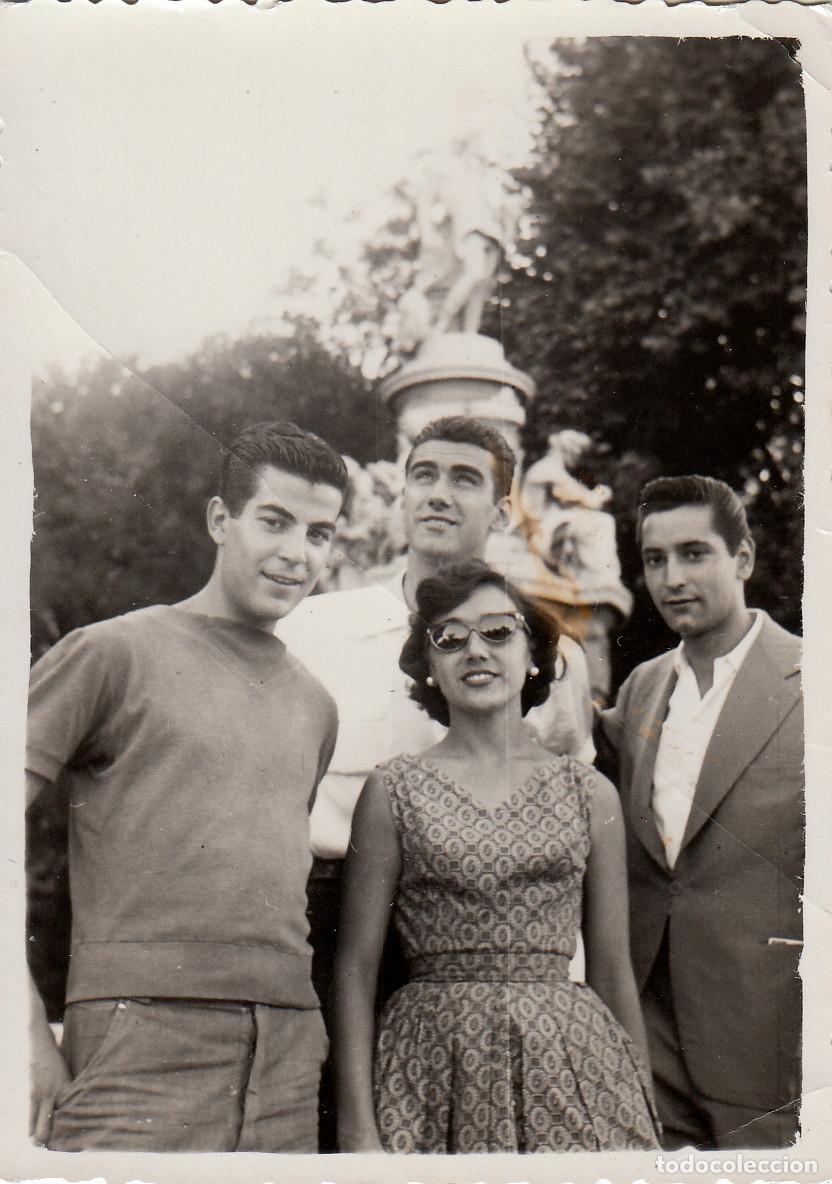 Fotograf&iacute;a antigua: Amigos en la fuente de Apolo, de las Cuatro Estaciones, Madrid. A&ntilde;os 50-60 pc