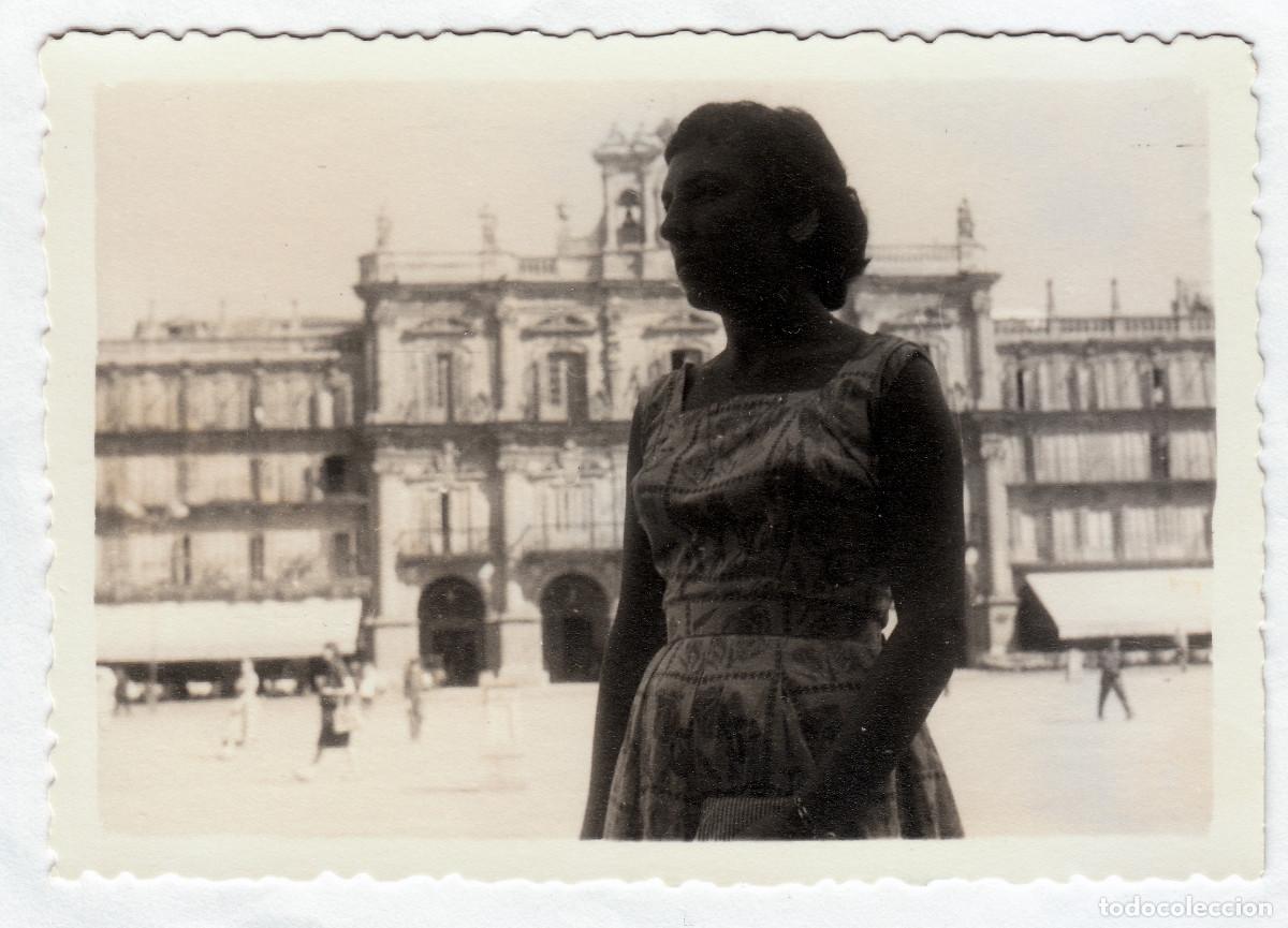 Fotograf&iacute;a antigua: Mujer en la Plaza Mayor de Salamanca. A&ntilde;os 50-60 pc