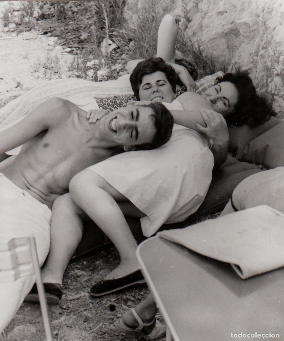 Fotograf&iacute;a antigua: Divertida foto. Chico, chicas, tr&iacute;o tumbado y ri&eacute;ndose. A&ntilde;os 50-60 pc
