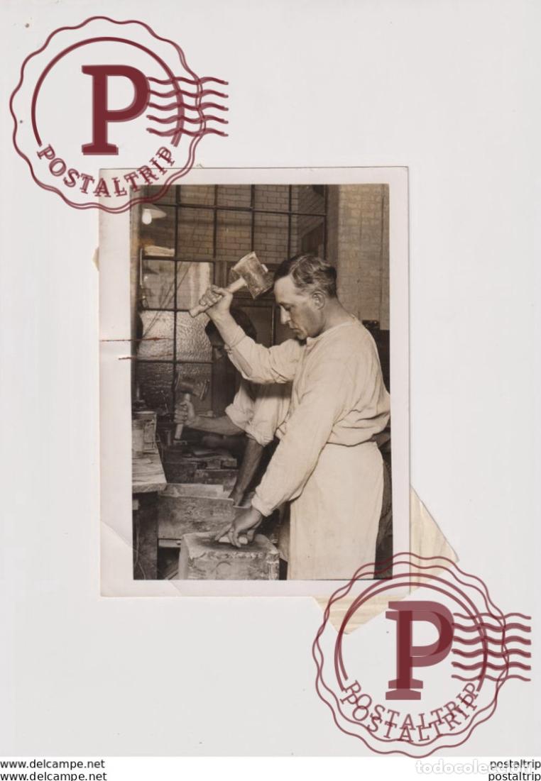 Alte Fotografie: GOLDSMITHS GOLDSMITH HAMMERING GOLD LEF 16*12CM&nbsp; Fonds Victor FORBIN 1864-1947