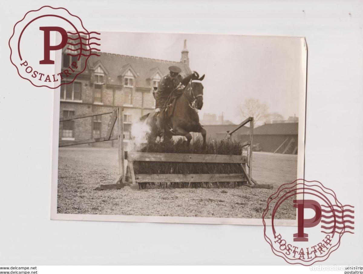 Fotograf&iacute;a antigua: TRAINING FOR THE ROYAL TOURNAMENT LIFEGUARDS MAN ALBANY STREET BARRACKS 20*15CM&nbsp; Fonds Victor FORB