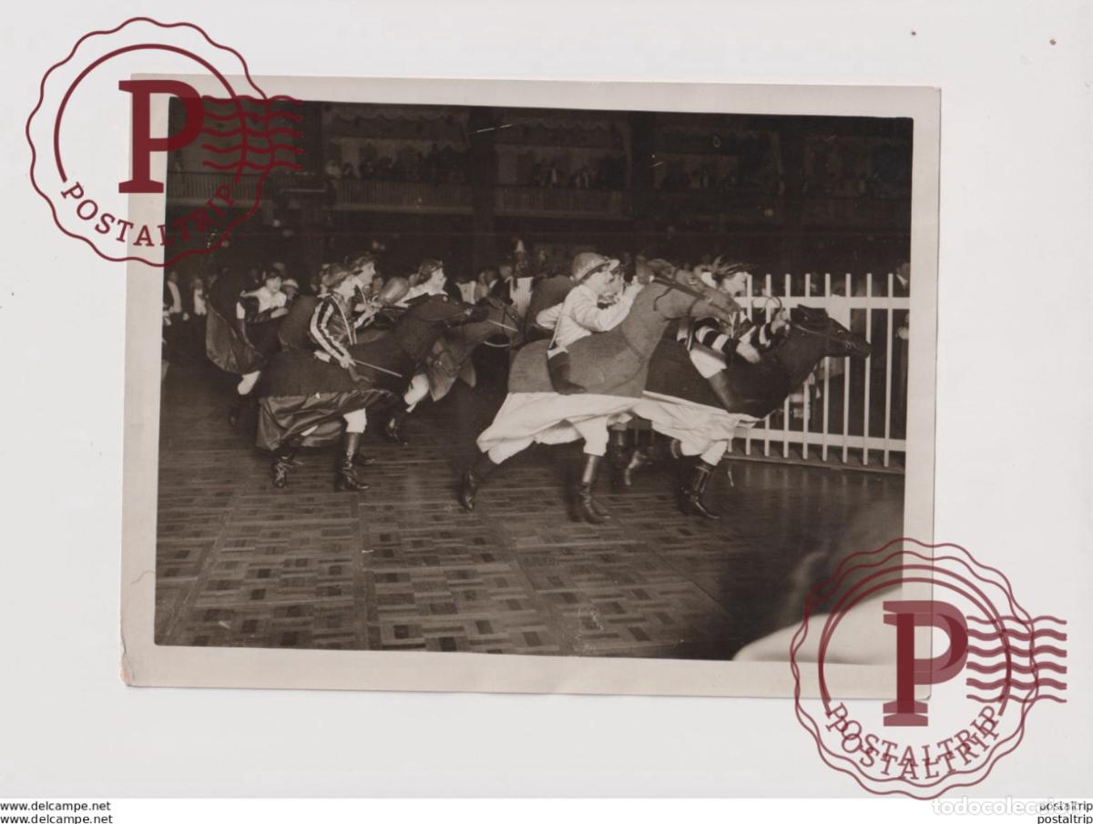 Fotograf&iacute;a antigua: HUMOROUS ARTS BALL HOLLAND PARK SKATING RINK DERBY RACECOURSE TATTENHAM 21*16CM&nbsp; Fonds Victor FORBI