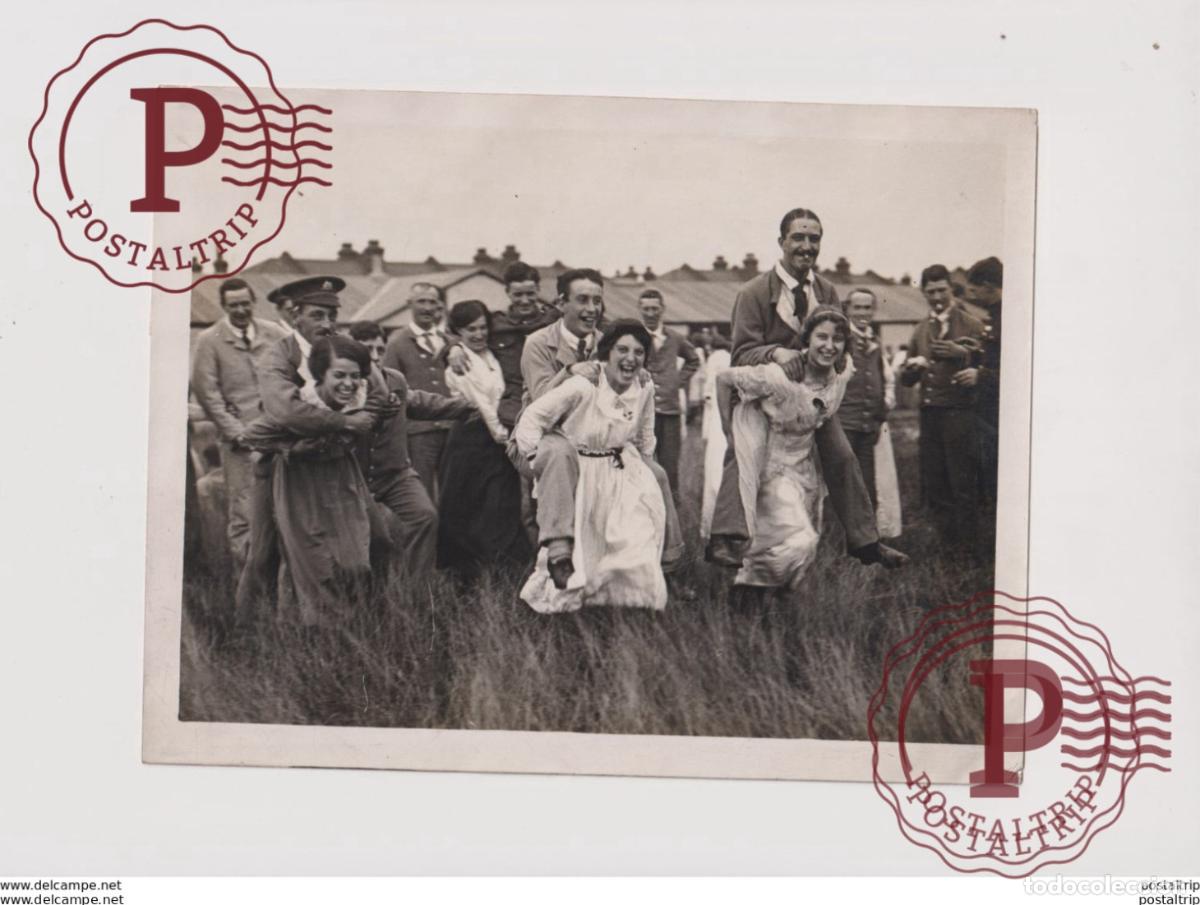 Fotograf&iacute;a antigua: MUNITION WORKERS SAVE TO ENTERTAIN WOUNDED TOMMIES SLADES GREEN PICK A BACK R 21*16CM&nbsp; Fonds Victo