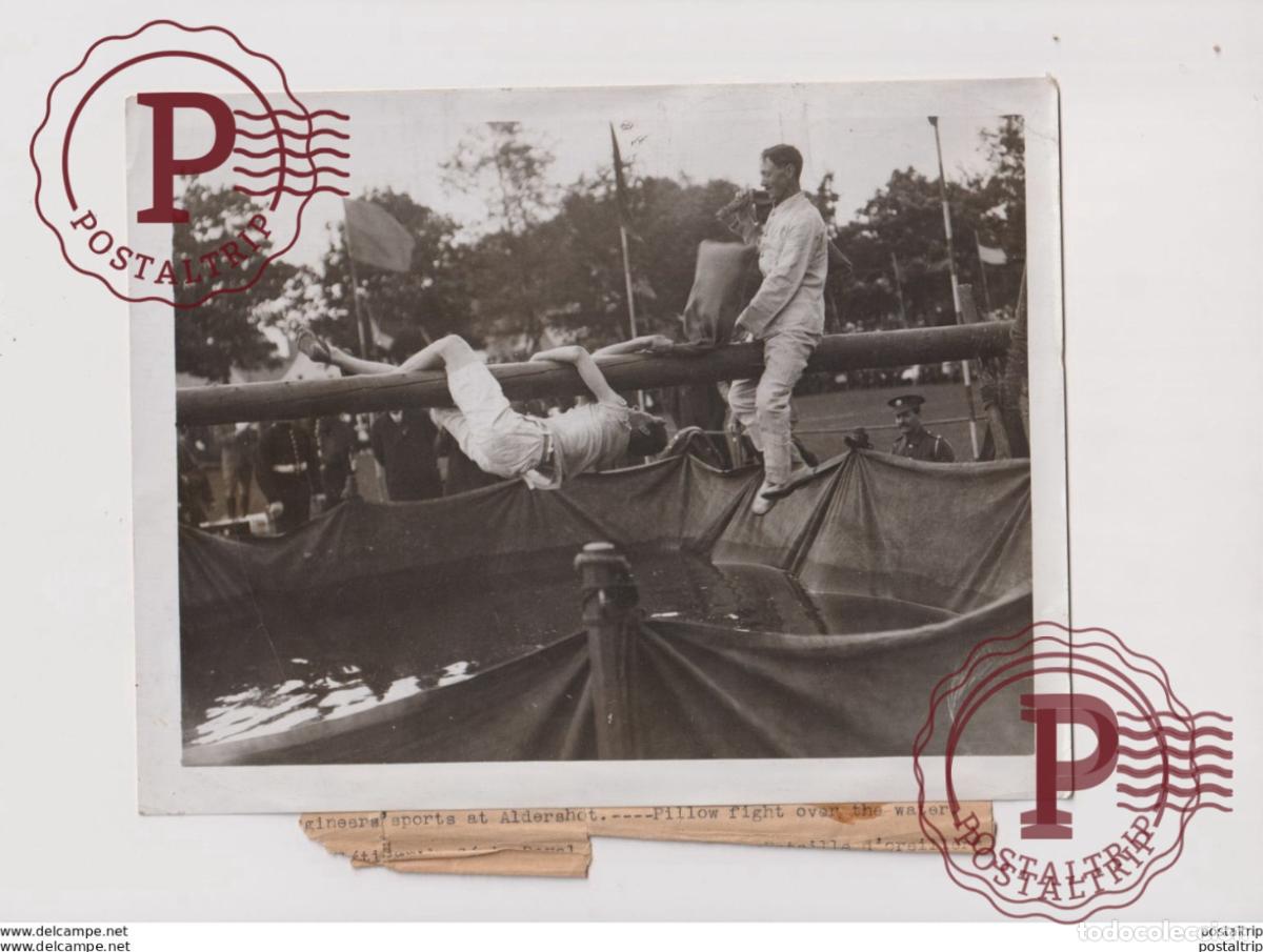 Fotograf&iacute;a antigua: SPORTS AT ANDERSHOT PILLOW FIGHT OVER THE WATER 21*16CM&nbsp; Fonds Victor FORBIN 1864-1947