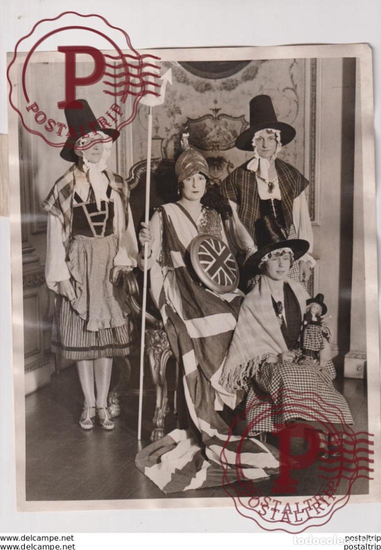Fotograf&iacute;a antigua: PAGEANT OF EUROPE COSTUMES ICE CARNIVAL NATIONAL COUNCIL GIRLS CLUB 25*20CM&nbsp; Fonds Victor FORBIN 1