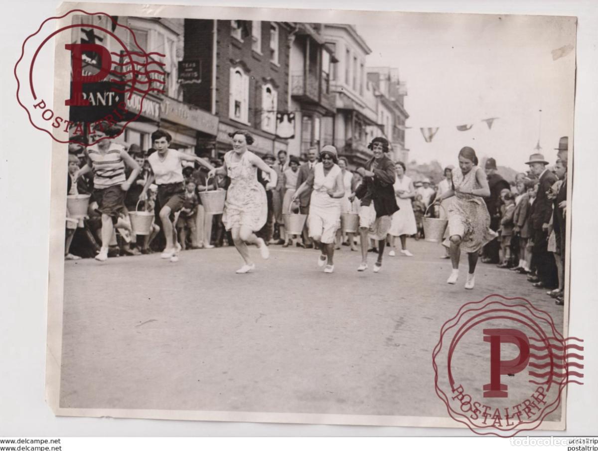 Photographie ancienne: ROYAL REGATTA CARNIVAL HELD AT DEAL WOMEN BUCKET CARRYING RACE 25*20CM Fonds Victor FORBIN 1864-19