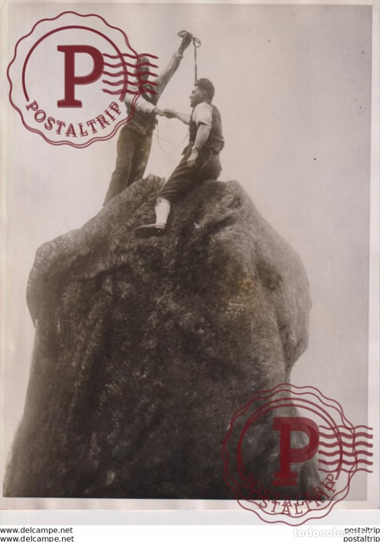 Fotograf&iacute;a antigua: CLIMBING THE BLACK ROCK SHEFFIELD CLIMBERS MATROCK PILLAR ROCK 20*15CM Fonds Victor FORBIN 1864-194