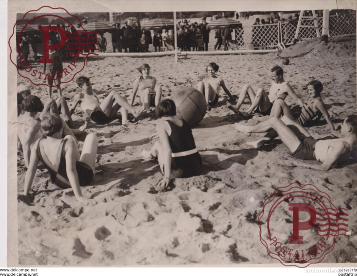 Fotograf&iacute;a antigua: SNOWBOUND BRITAINS SUNNY RIVIERA MEDICINE BALL CANNES GREAT BRITAIN CANNES FRANCE 25*20CM Fonds Vic