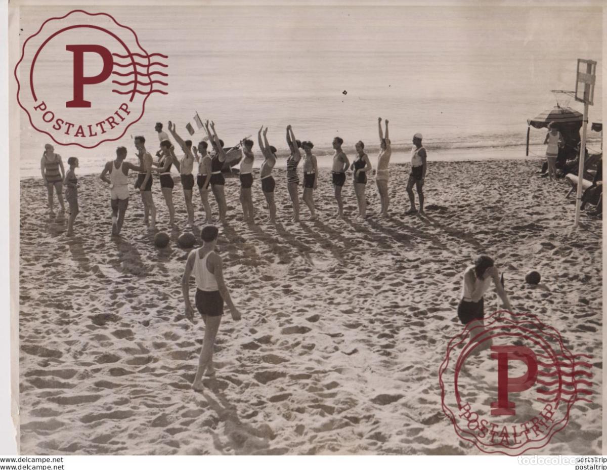 Fotograf&iacute;a antigua: SNOWBOUND BRITAINS SUNNY RIVIERA MEDICINE BALL CANNES GREAT BRITAIN CANNES FRANCE 25*20CM Fonds Vic