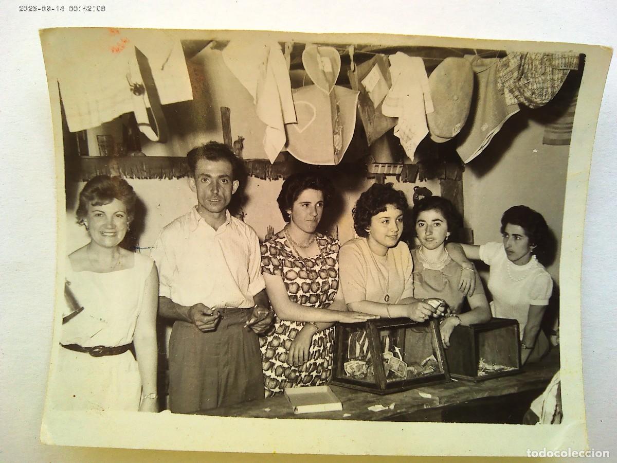 Fotograf&iacute;a antigua: FOTO DE GENTE EN LA TOMBOLA DE SAN ANTONIO, A&Ntilde;O 1959
